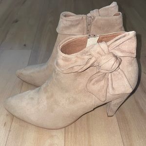 *NWOT* Jeffrey Campbell citrine ankle boot with bow